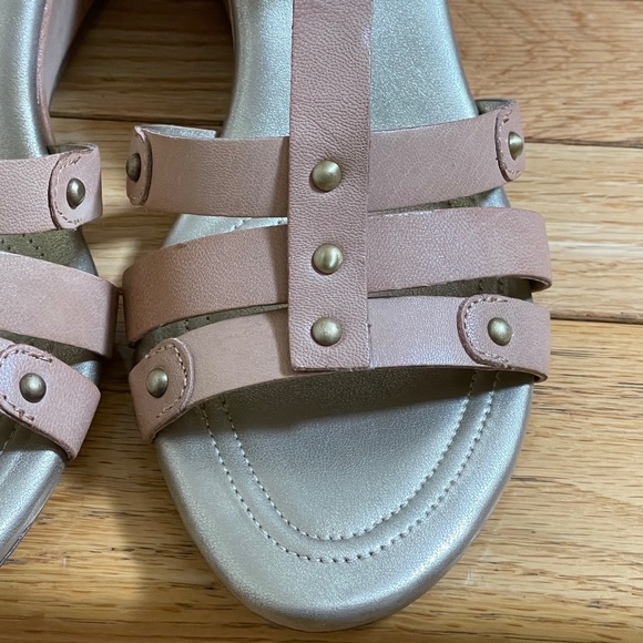 NWOT Beige Sandals Platform Heels Size: 9 M - Picture 3 of 8